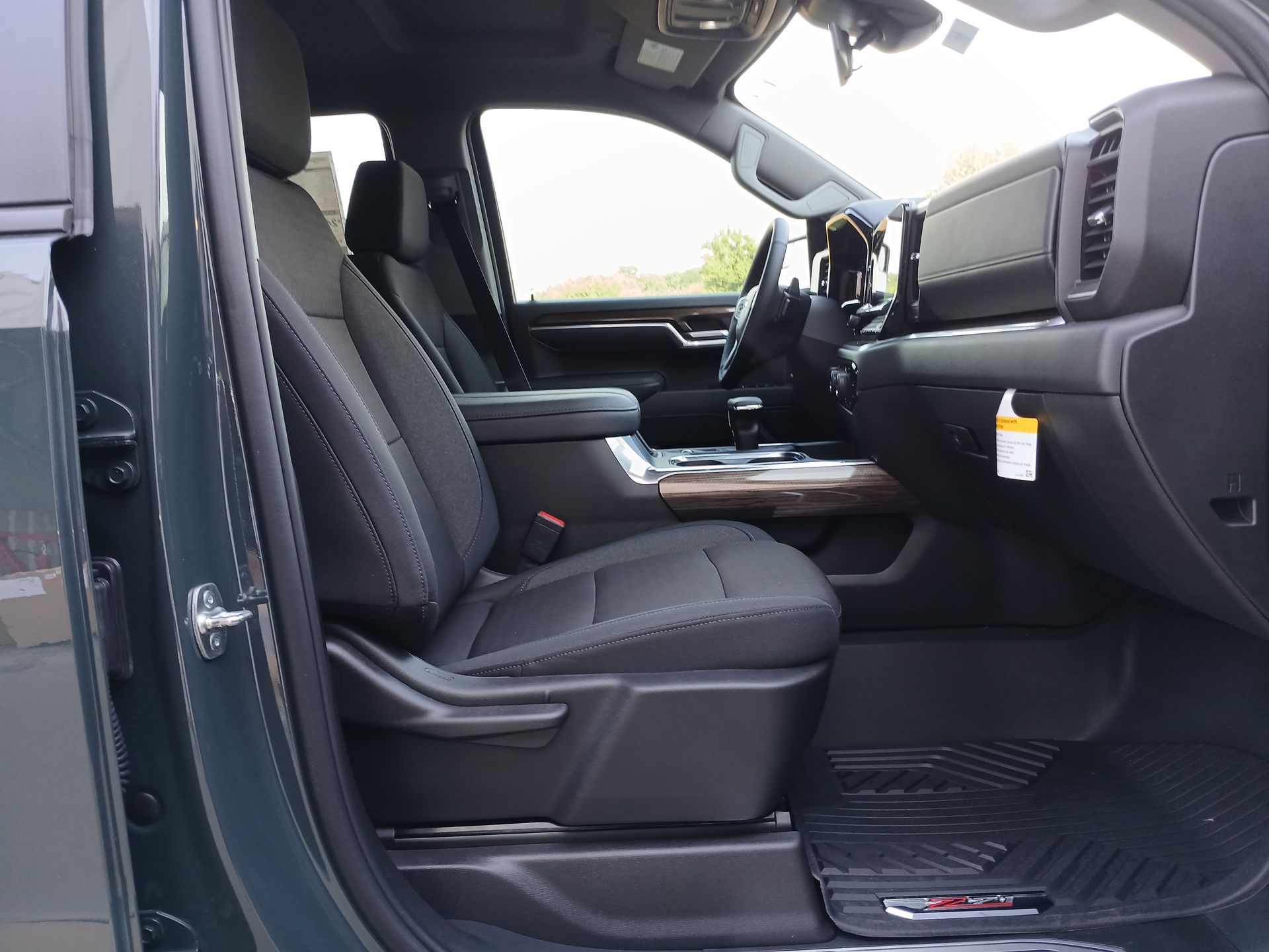 2025 Chevrolet Silverado 1500 LT photo 28