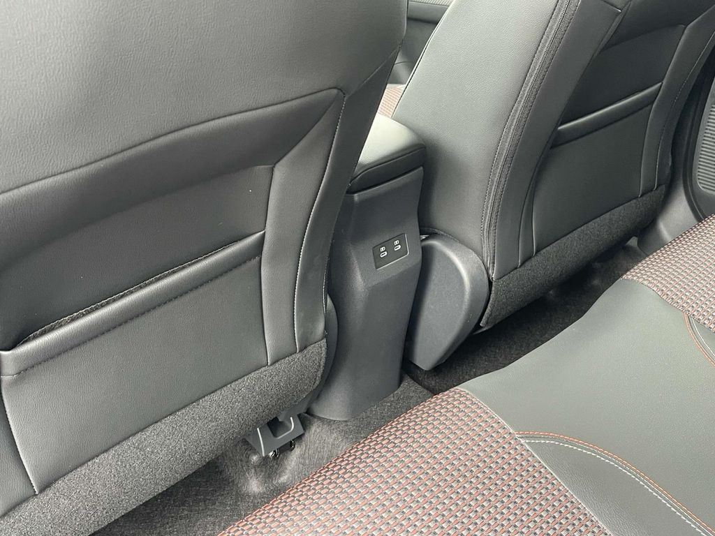 2025 Nissan Kicks SR photo 4