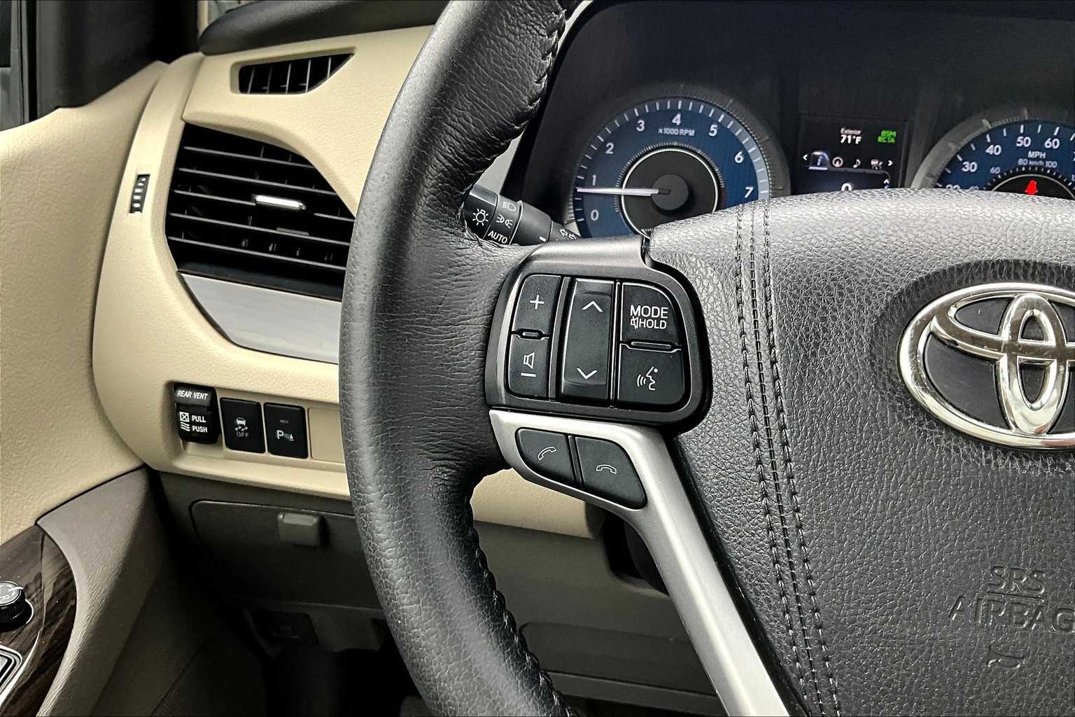 2020 Toyota Sienna XLE Premium photo 21