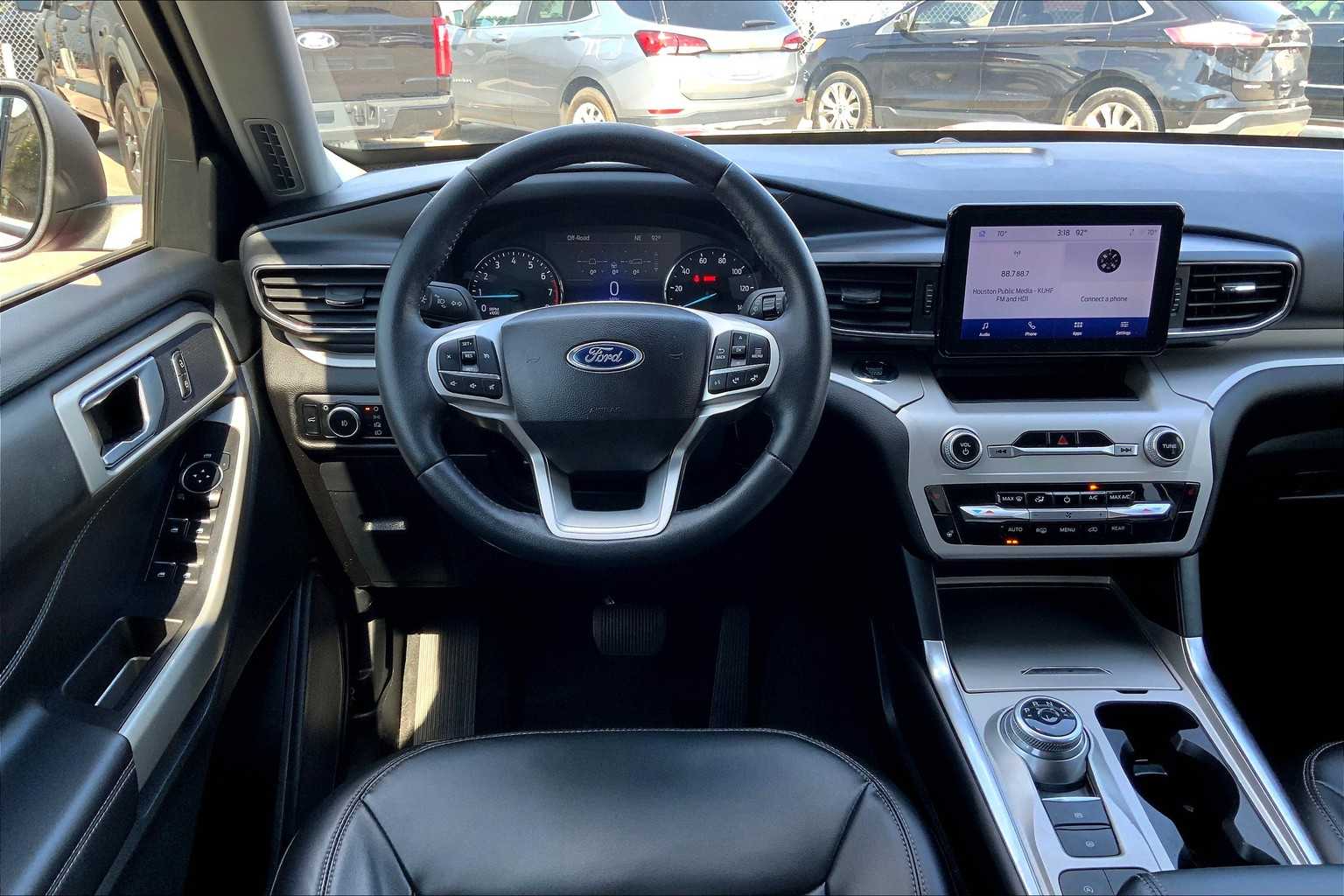 2023 Ford Explorer XLT photo 2