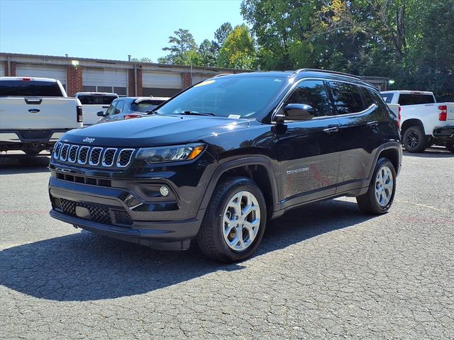 2024 Jeep Compass Latitude photo 2