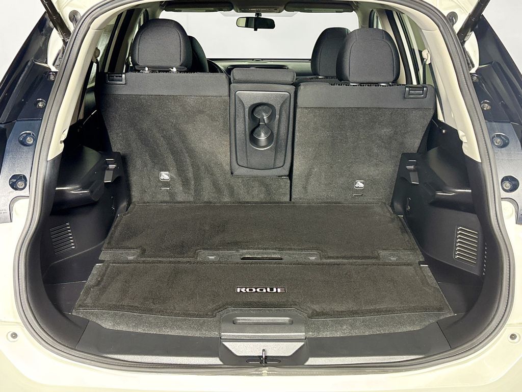 2017 Nissan Rogue SV photo 20
