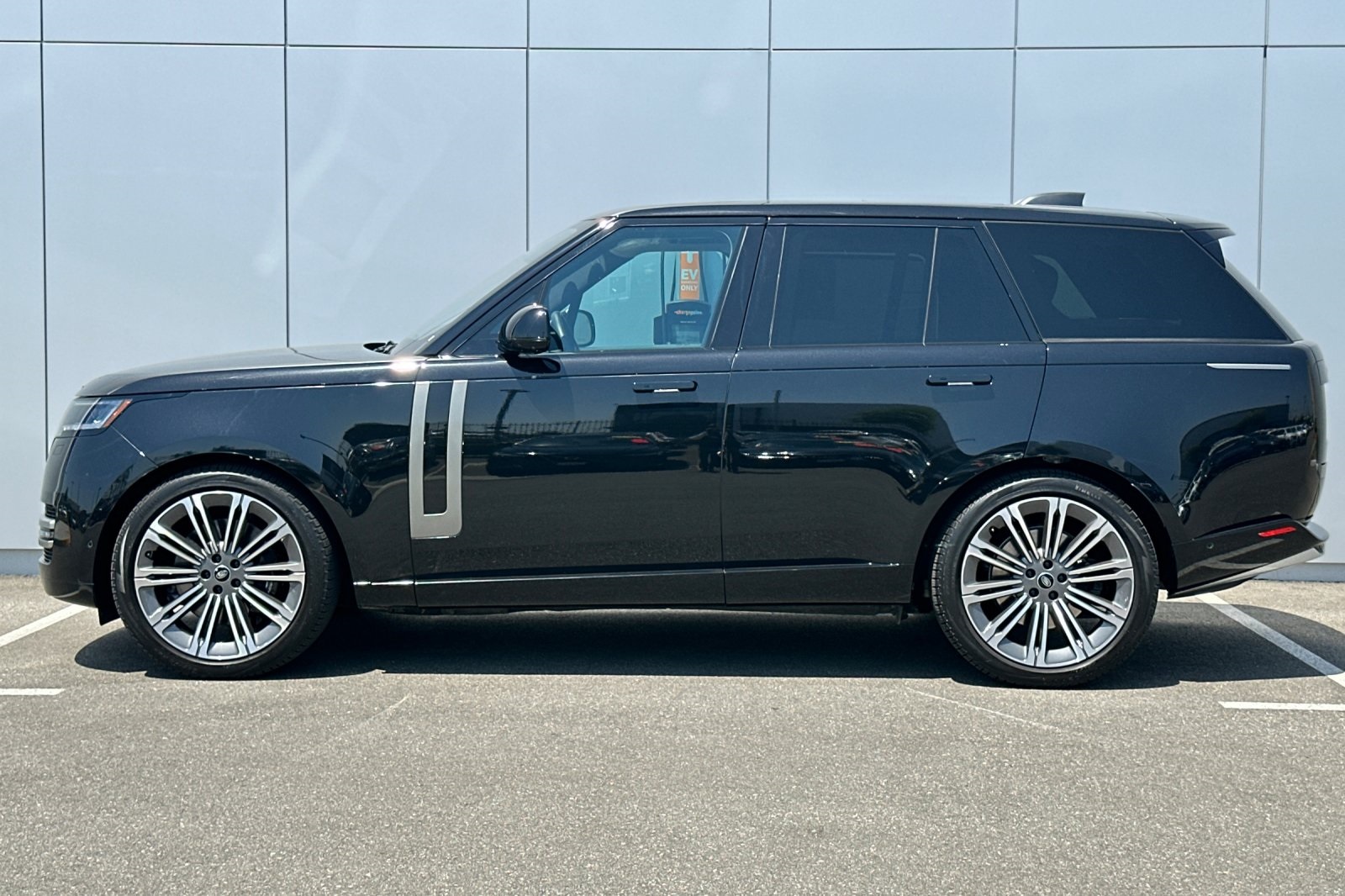 2023 Land Rover Range Rover SE photo 3