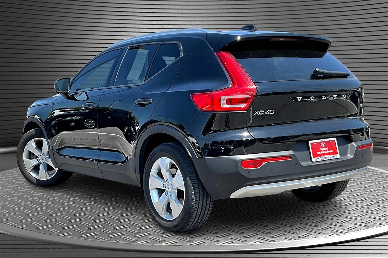 2020 Volvo XC40 Momentum photo 4