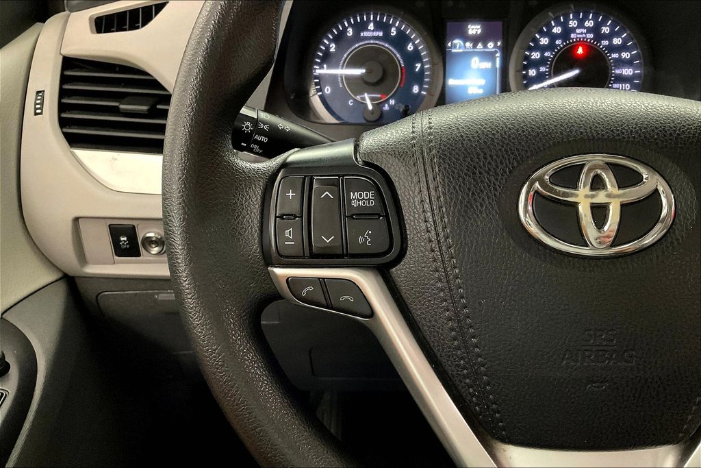 2020 Toyota Sienna L photo 17