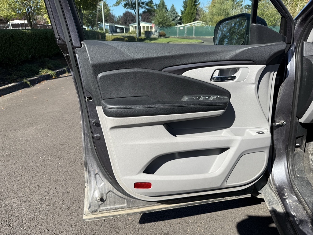 2016 Honda Pilot LX photo 9