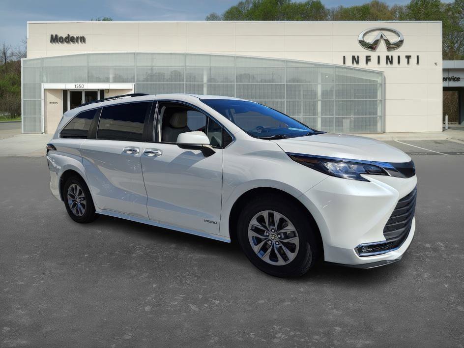 2021 Toyota Sienna XLE photo 2