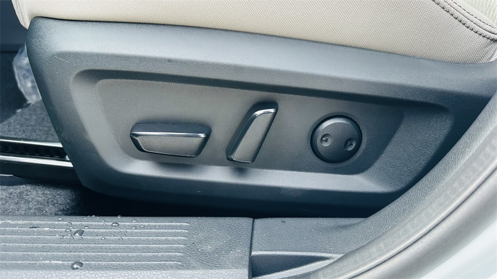 2025 Nissan Rogue SV photo 12