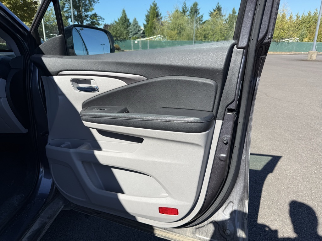 2016 Honda Pilot LX photo 18