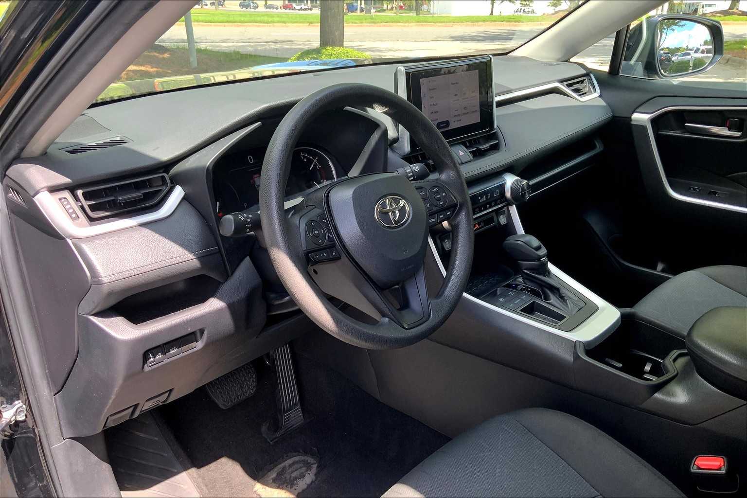 2023 Toyota RAV4 XLE photo 16