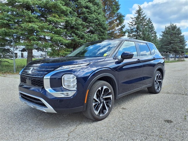 2024 Mitsubishi Outlander SE photo 3