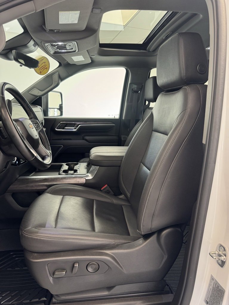2024 Chevrolet Silverado 3500HD LTZ photo 3