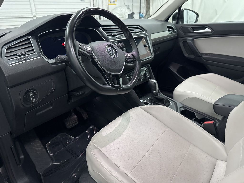 2019 Volkswagen Tiguan SEL R-Line photo 10