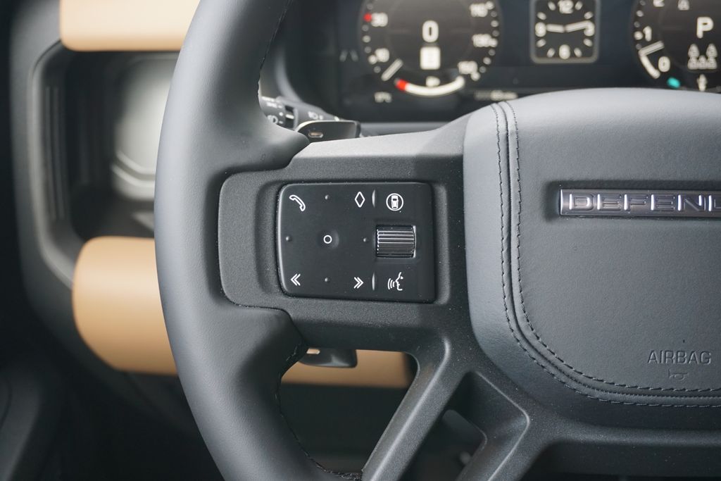 2025 Land Rover Defender 130 V8 photo 12