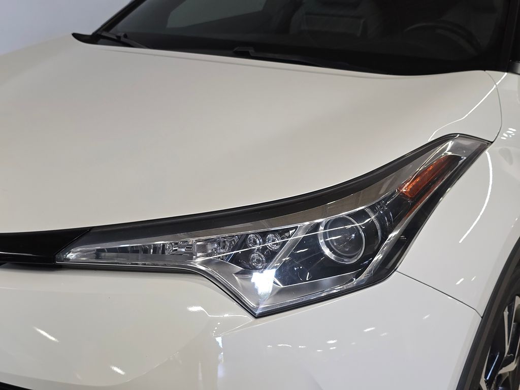 2019 Toyota C-HR XLE photo 12