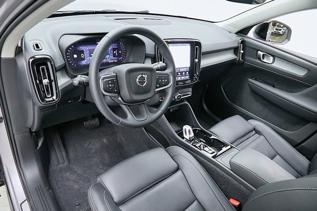 2026 VOLVO XC40 - Image 13