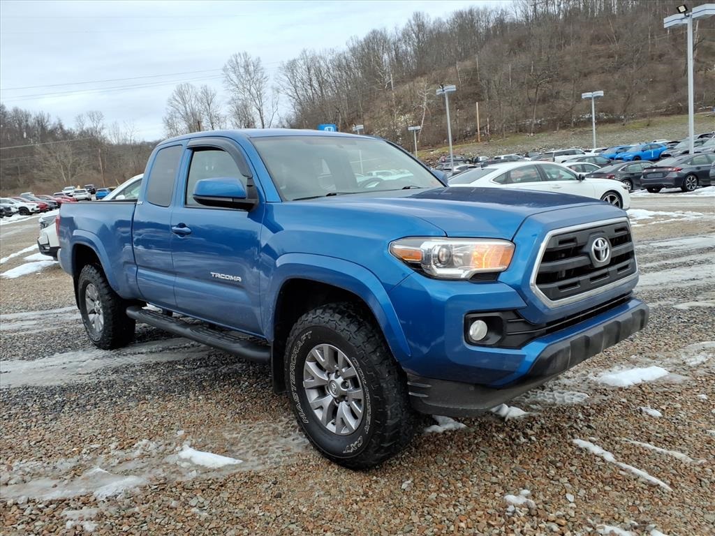 2017 Toyota Tacoma SR5's photo