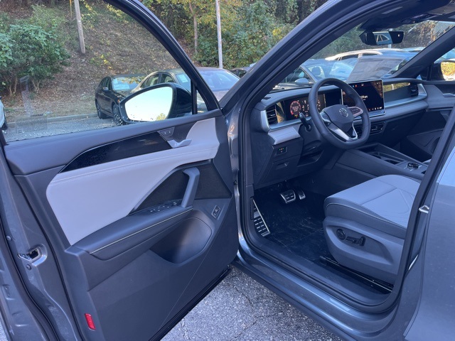 2026 Volkswagen Tiguan SE R-Line Black photo 4