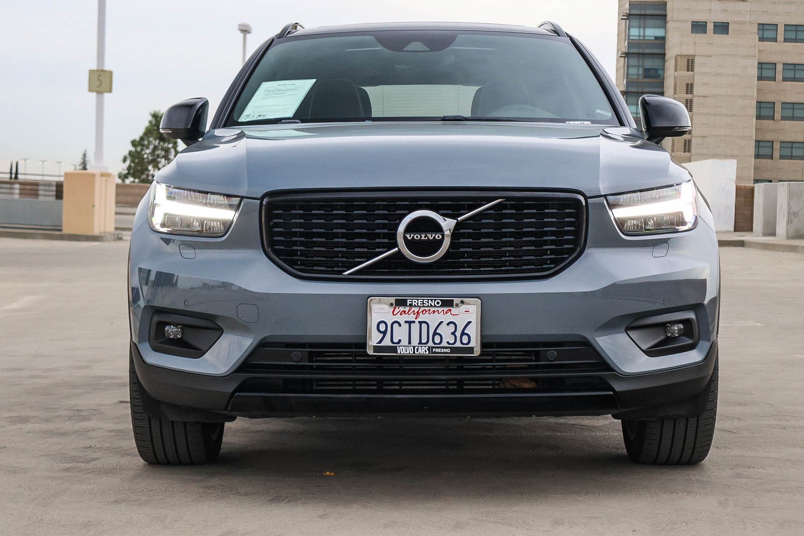 2022 Volvo XC40 R-Design photo 2