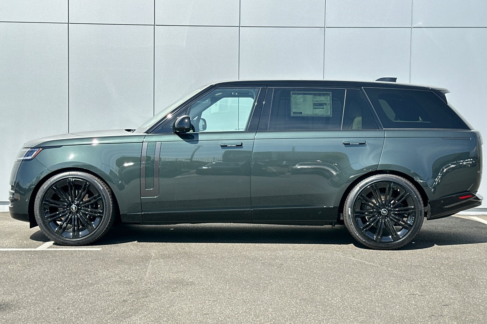 2025 Land Rover Range Rover SE photo 2