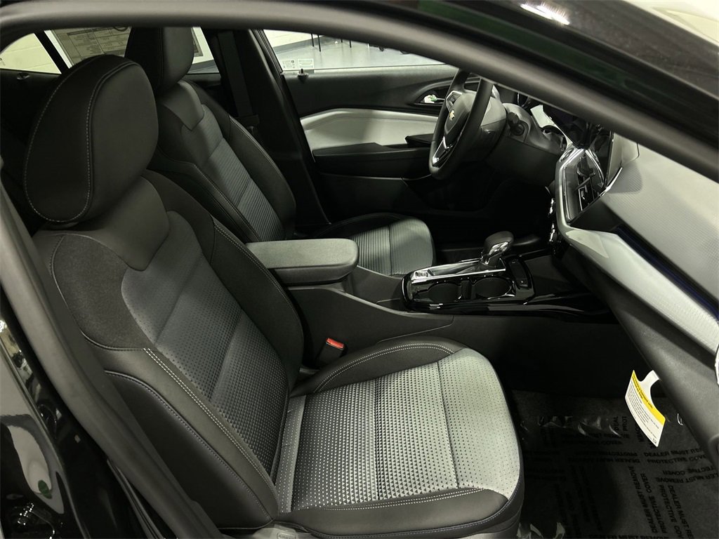2025 Chevrolet Trax LT photo 23