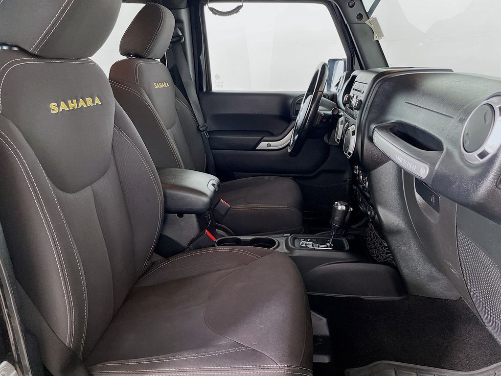 2015 Jeep Wrangler Unlimited Sahara photo 23