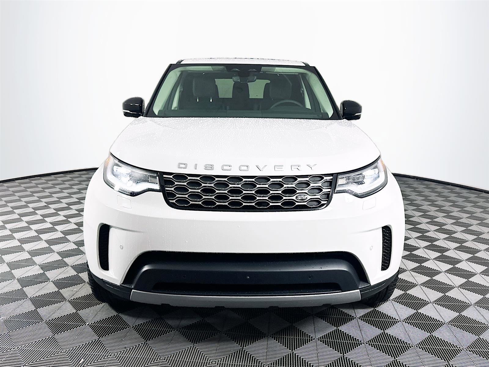 2024 Land Rover Discovery S photo 2