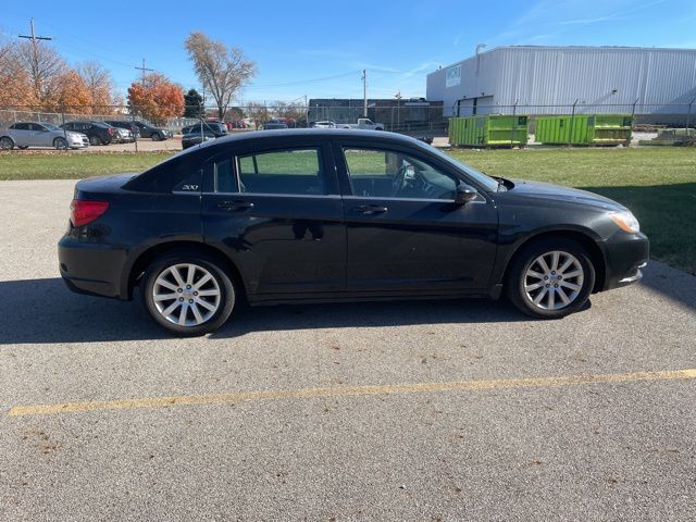 2013 Chrysler 200 Touring photo 4