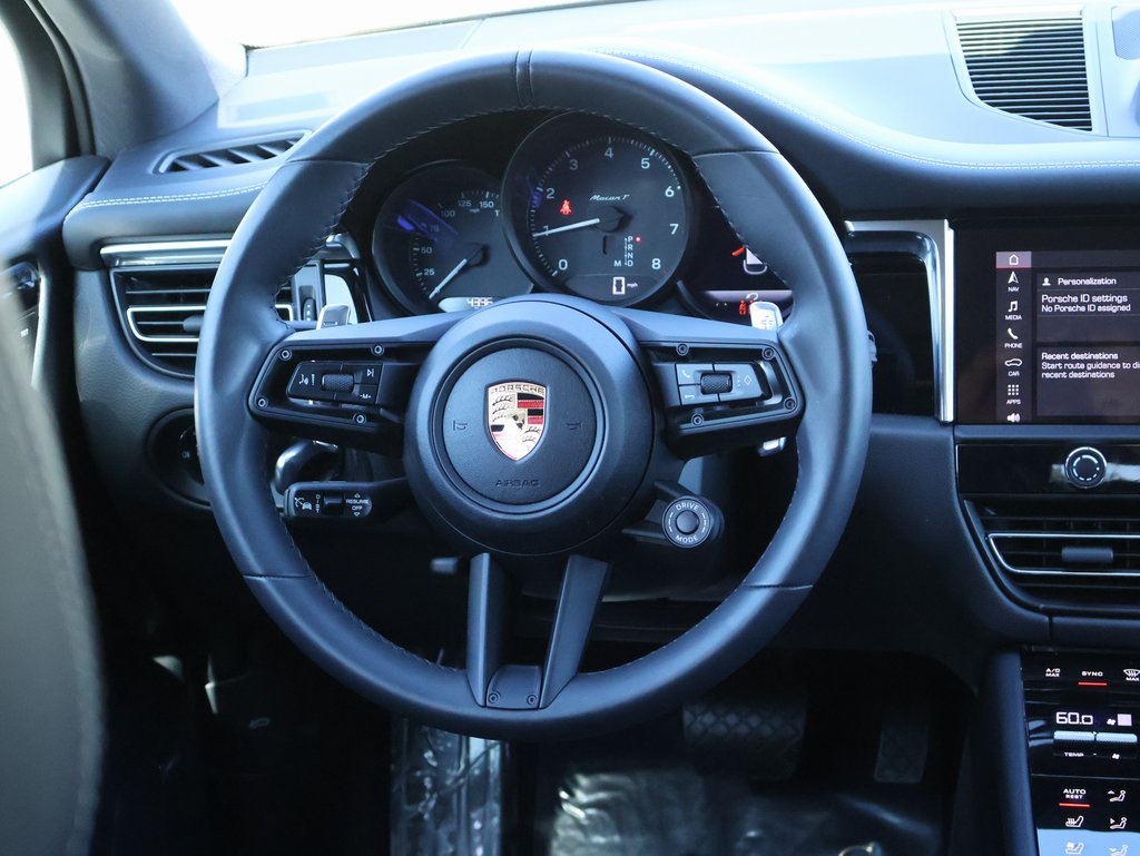 2025 Porsche Macan T photo 18