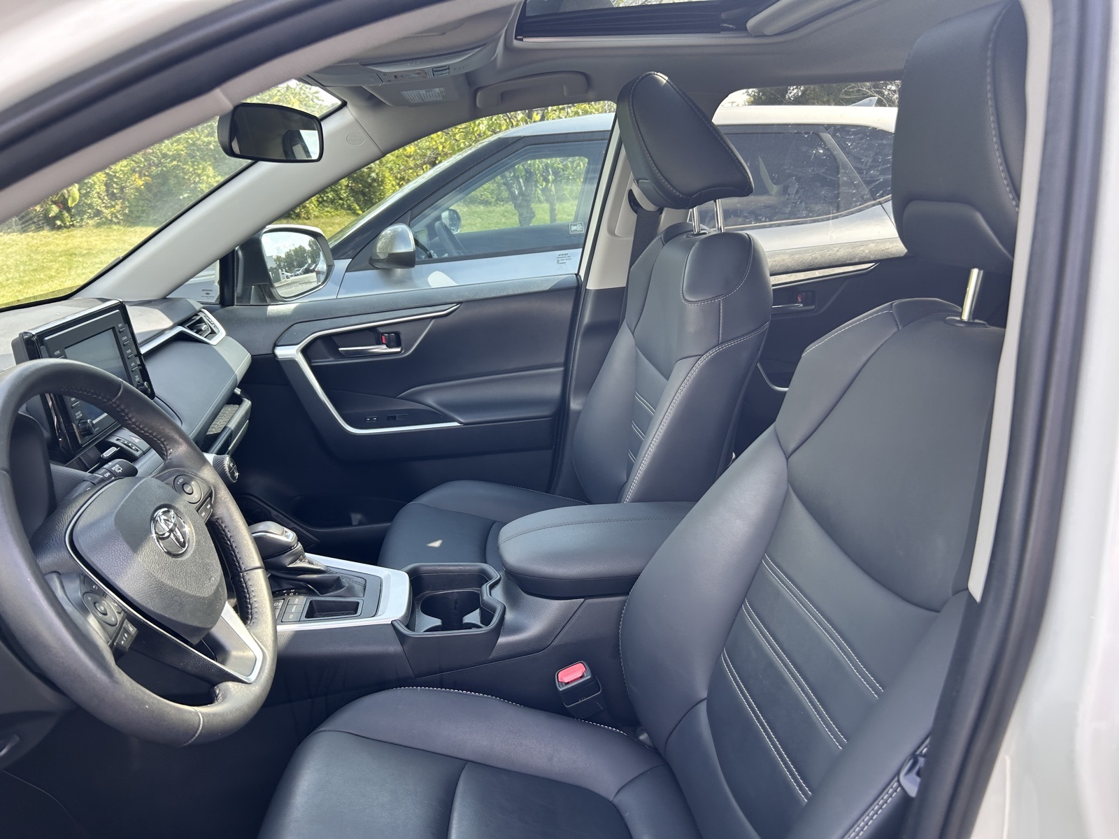 2021 Toyota RAV4 XLE Premium photo 4