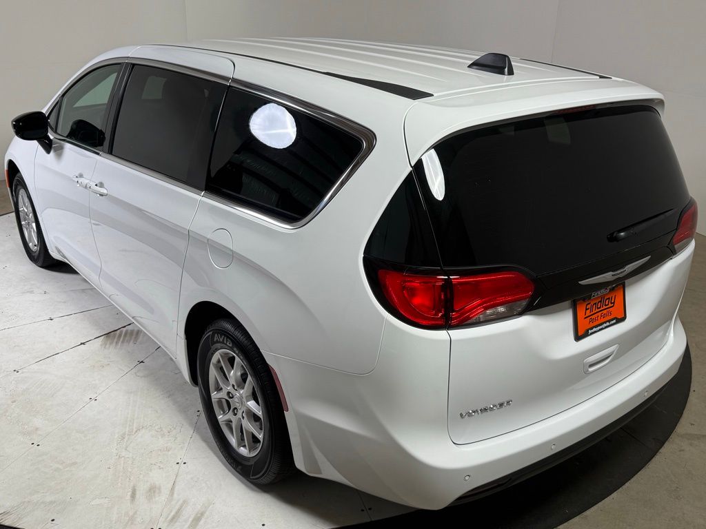 2026 Chrysler Voyager LX photo 4