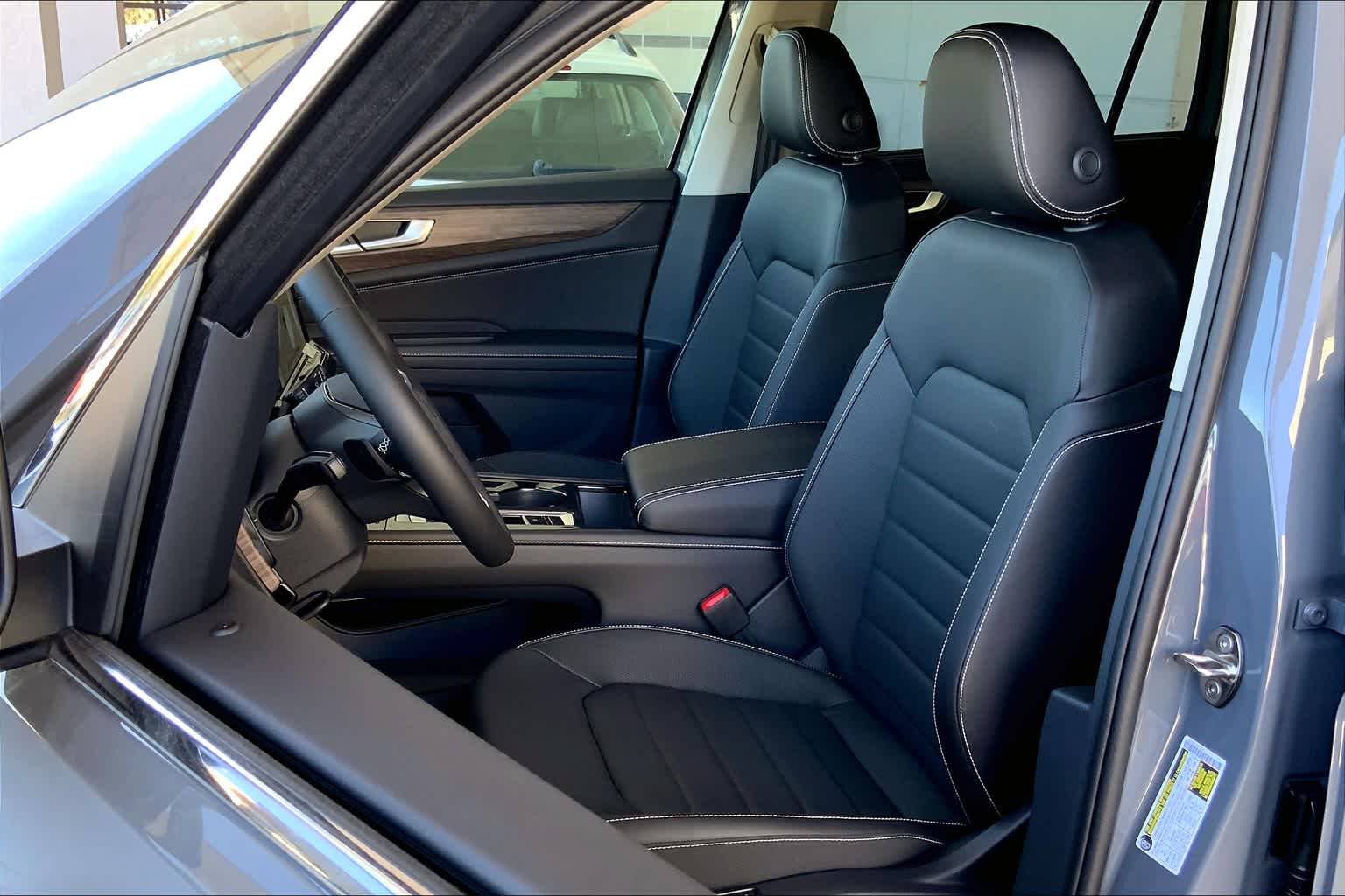 2025 Volkswagen Atlas SEL photo 9