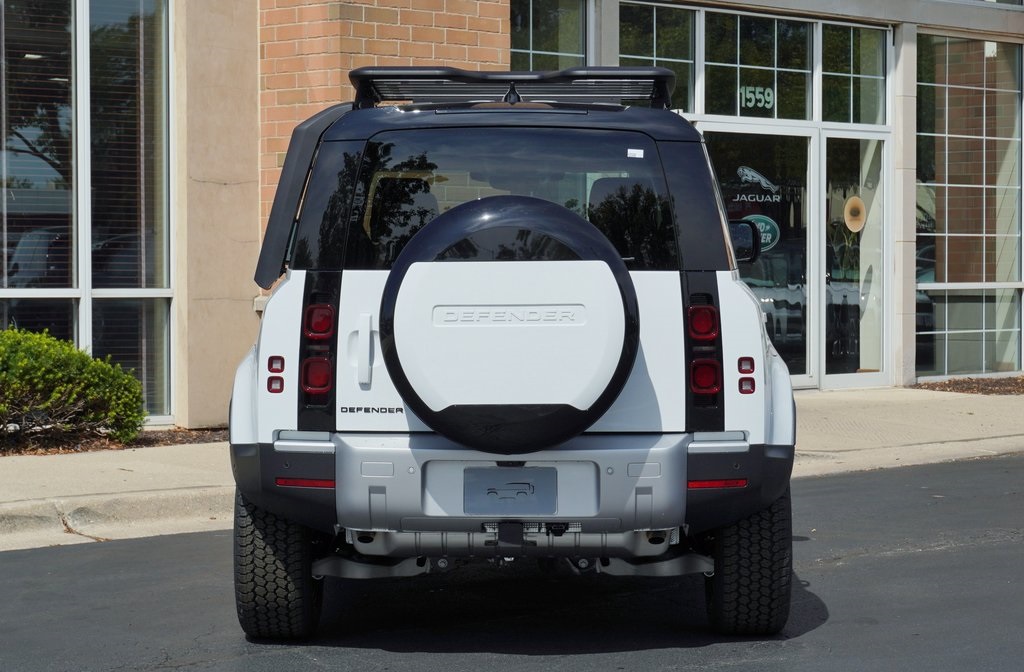 2025 Land Rover Defender 110 S photo 4