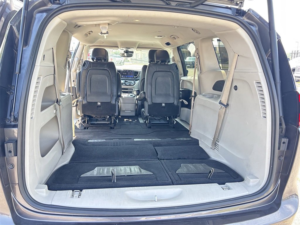2022 Chrysler Pacifica Touring L photo 18