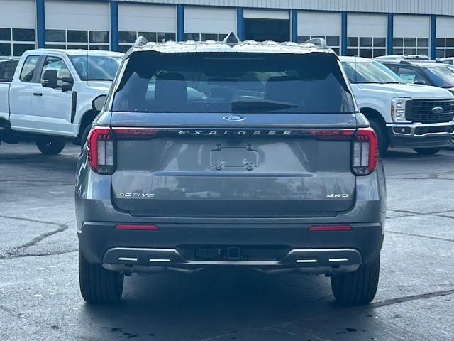 2025 Ford Explorer photo 9