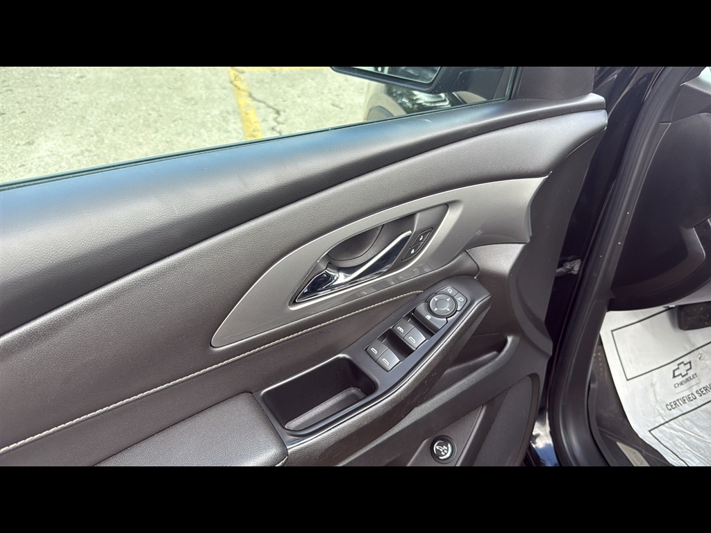 2023 Chevrolet Traverse Leather photo 2