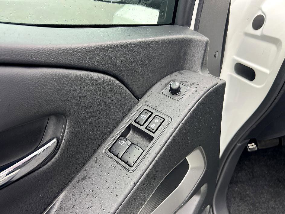 2025 Nissan Frontier SV photo 18