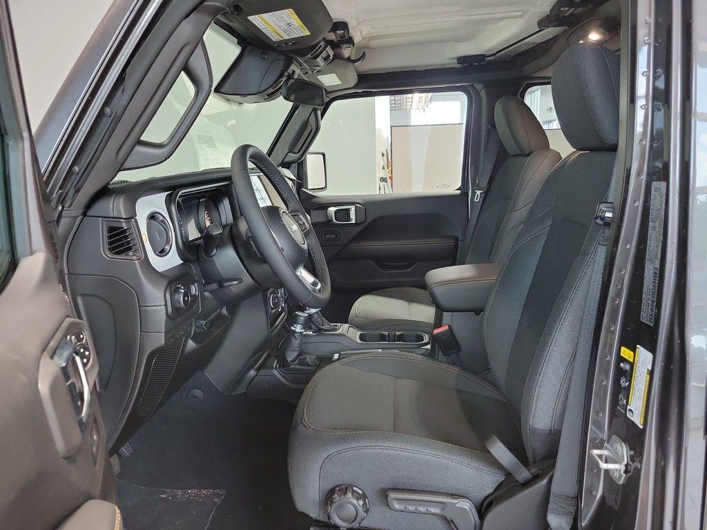 2025 Jeep Wrangler Sahara photo 7