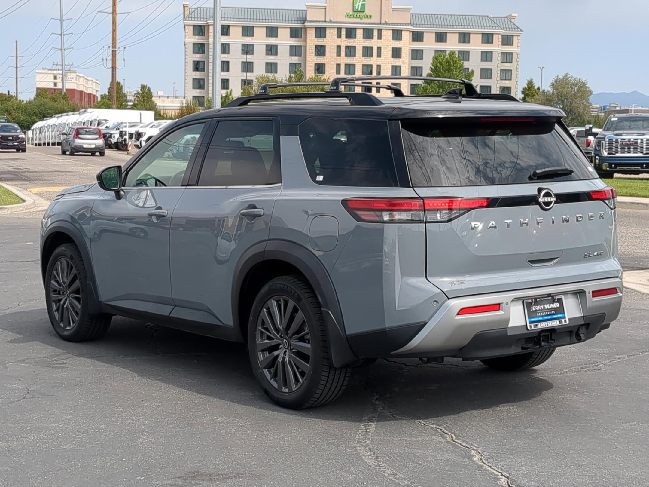 2022 Nissan Pathfinder SL photo 3