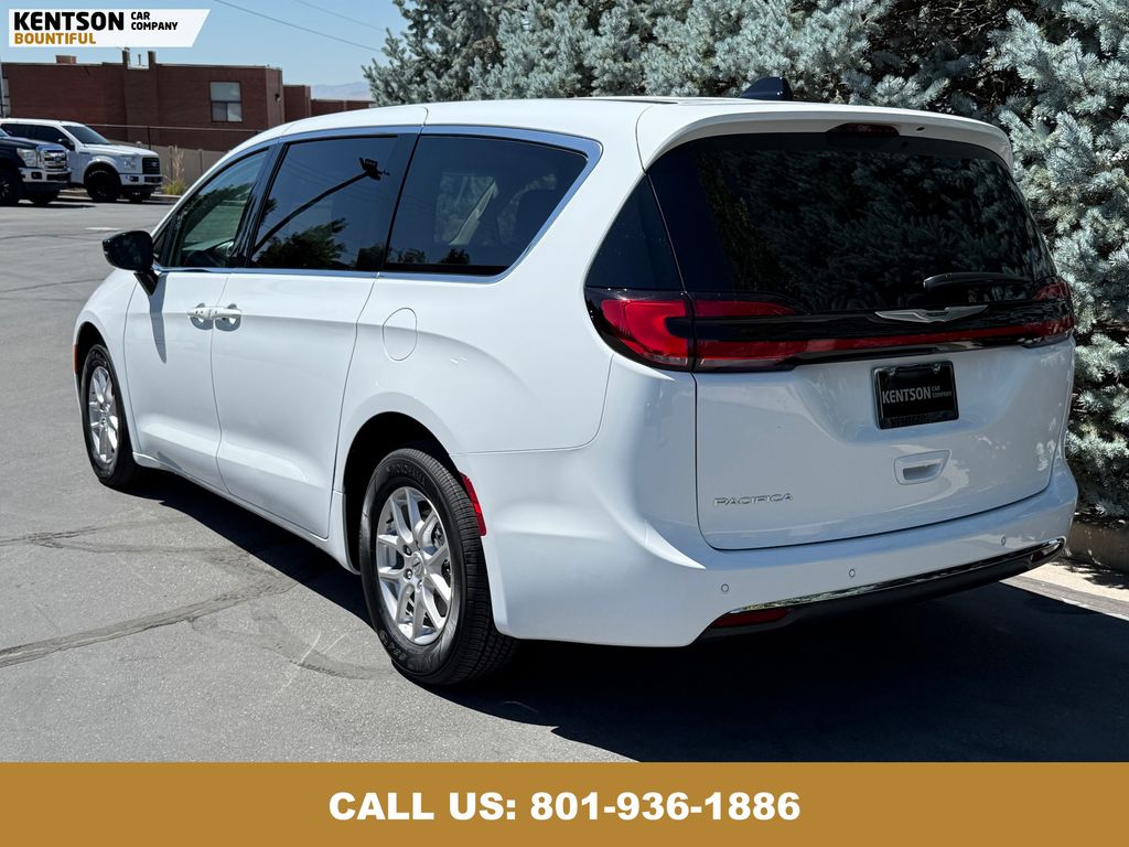 2024 Chrysler Pacifica Touring L photo 6