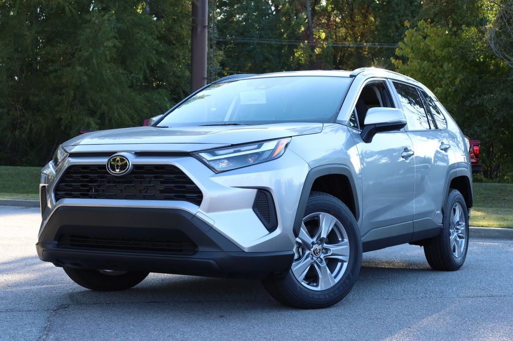 2025 Toyota RAV4 XLE's photo