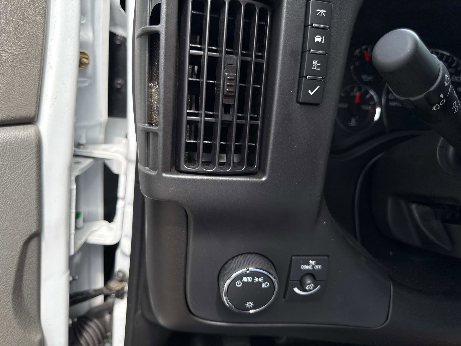 2025 Chevrolet Express Cutaway 3500 photo 24