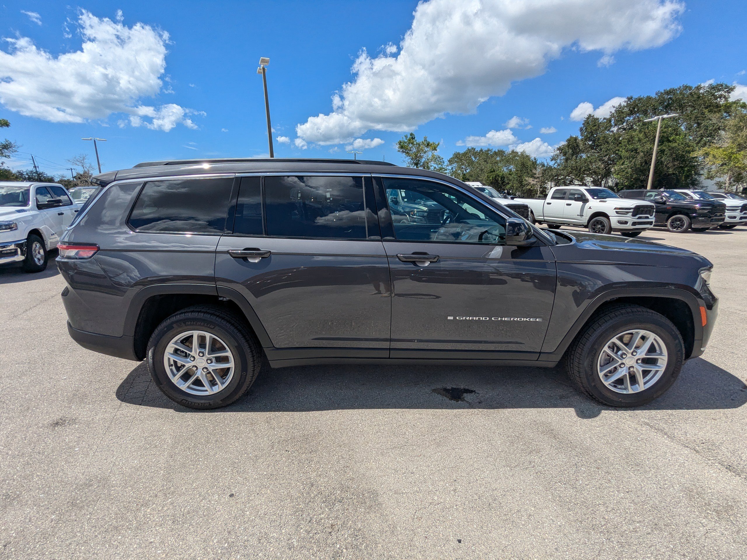 2025 Jeep Grand Cherokee Laredo X photo 3