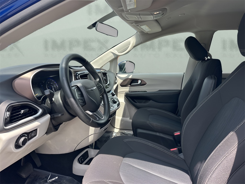 2021 Chrysler Voyager LX photo 9