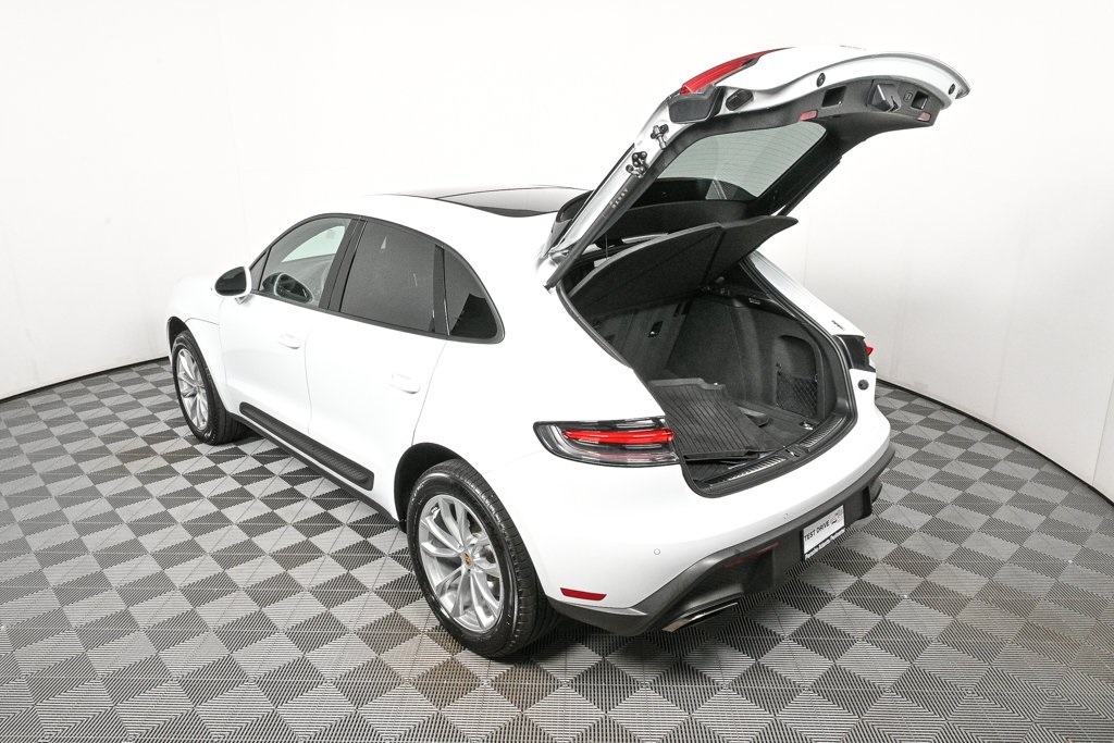 2025 Porsche Macan T photo 31