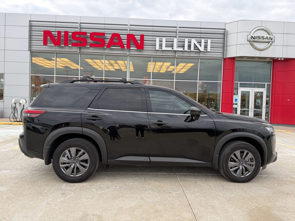 2024 Nissan Pathfinder SV's photo