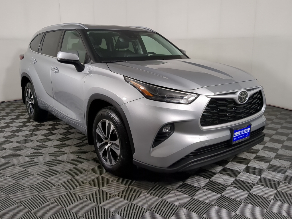2022 Toyota Highlander XLE photo 2