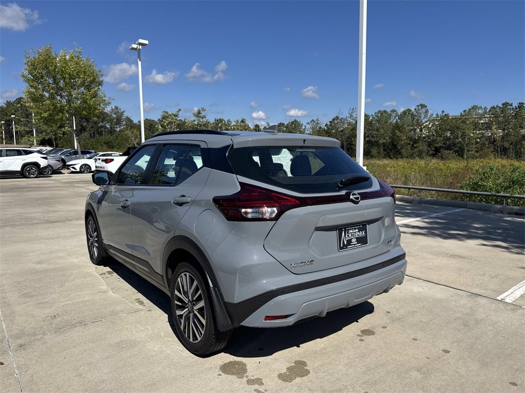 2023 Nissan Kicks SR photo 2