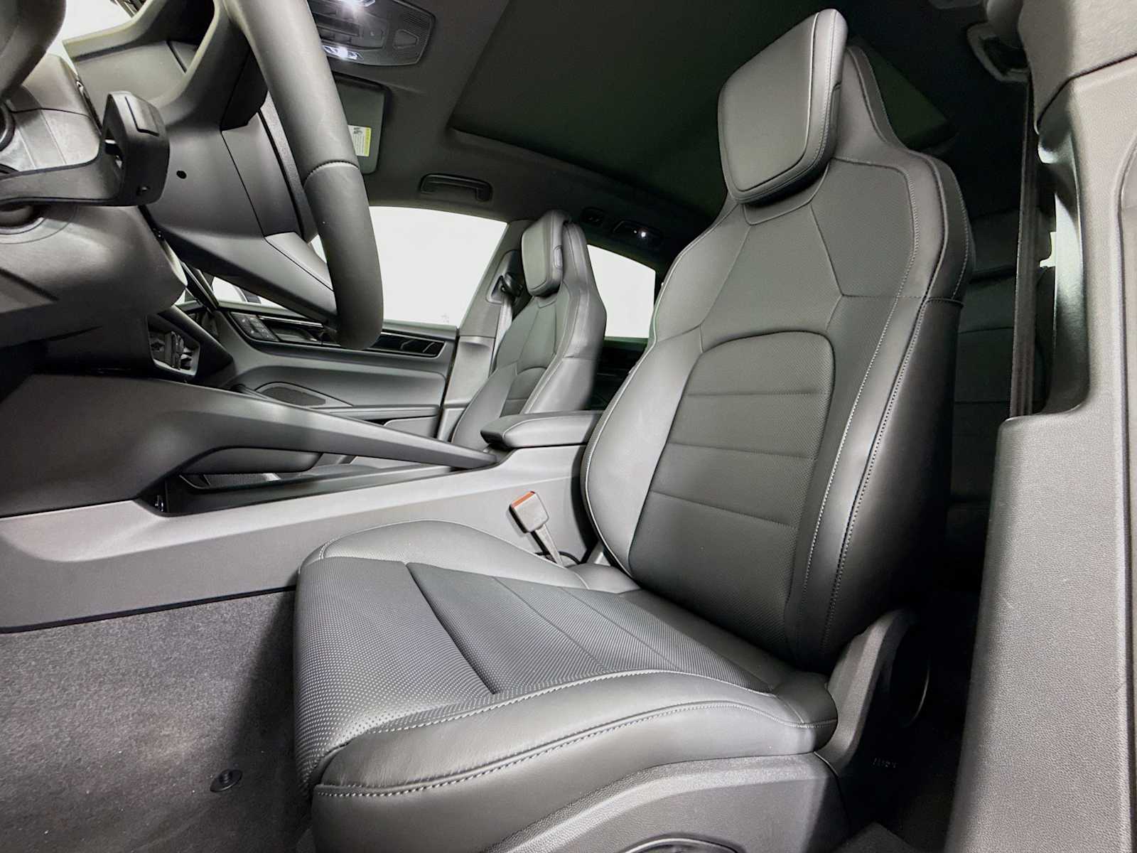 2025 Porsche Macan Electric photo 4
