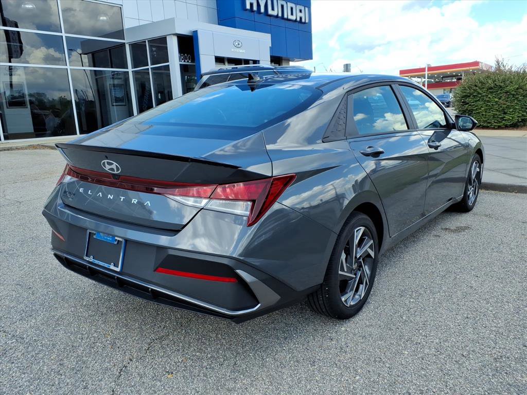 2025 Hyundai Elantra SEL Sport photo 3